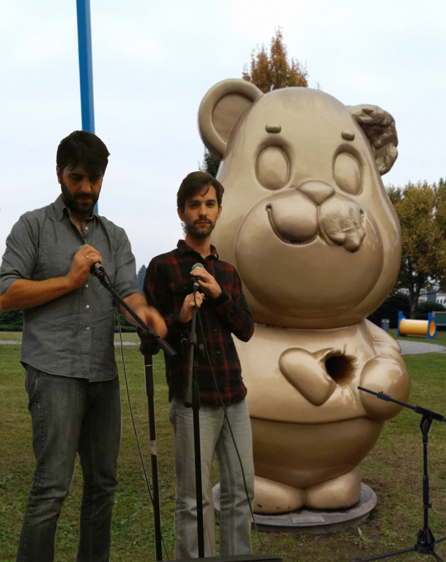 Accursio e Diego performano con l'orsetto